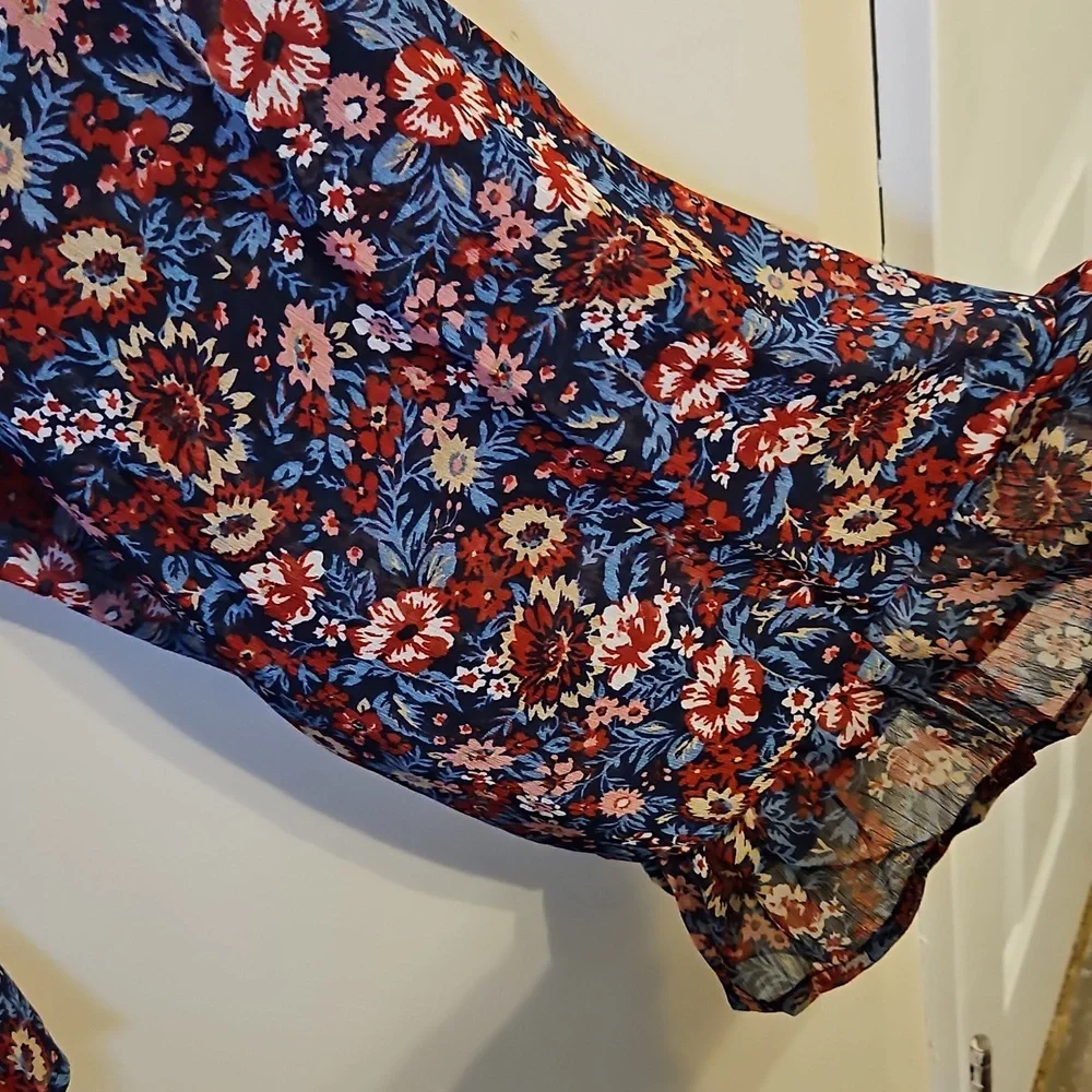 Gilli Floral Shear Sleeve Keyhole Back Tunic Blouse. NWT - Picture 3 of 8